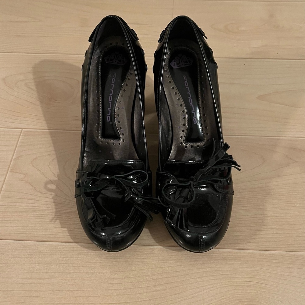 Patent leather pumps with style